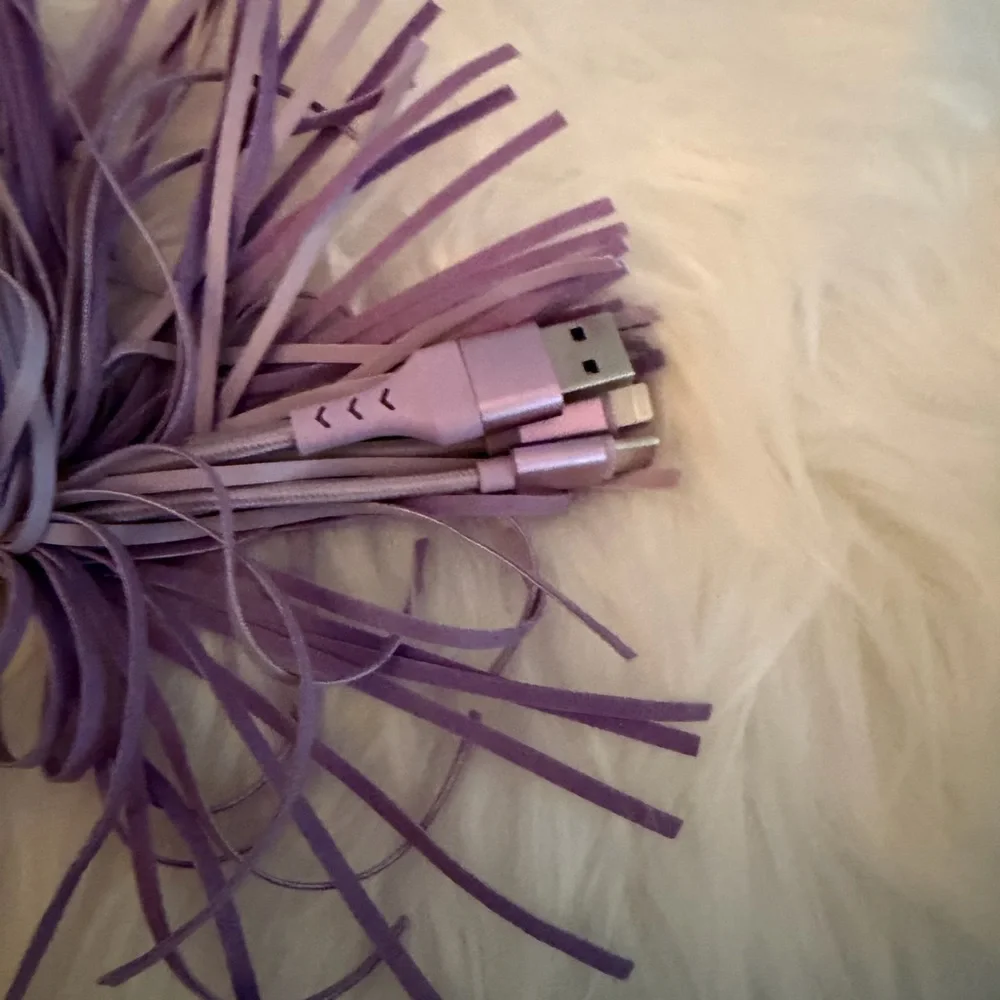 Bolsetta Universal Charging Tassels for Apple & Android - Purple